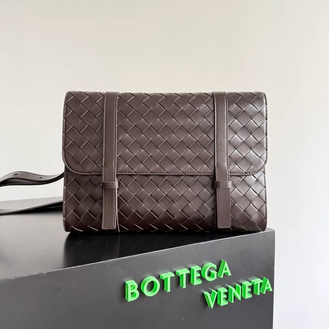 Batch 1960 BOTTEGA VENETA 2025 new product PICCOLO PORTFOLIO men's briefcase is officially shipped. BV's briefcases have always continued the simple and elegant design, and this time is no exception. The difference is that the overall shape of this briefcase is free and youthful, which reduces a lot of seriousness and creates a relaxed atmosphere. The small size can also be worn cross-body, which is very convenient for elites who do not need to carry many items when going out. The open-top design is more simple. It comes with two open small compartments and a large zippered compartment. It can be stored in an orderly manner anytime and anywhere, and the items carried in the bag can be clearly seen at a glance. Style number: 815785 Size: 30*21*6.5cm
